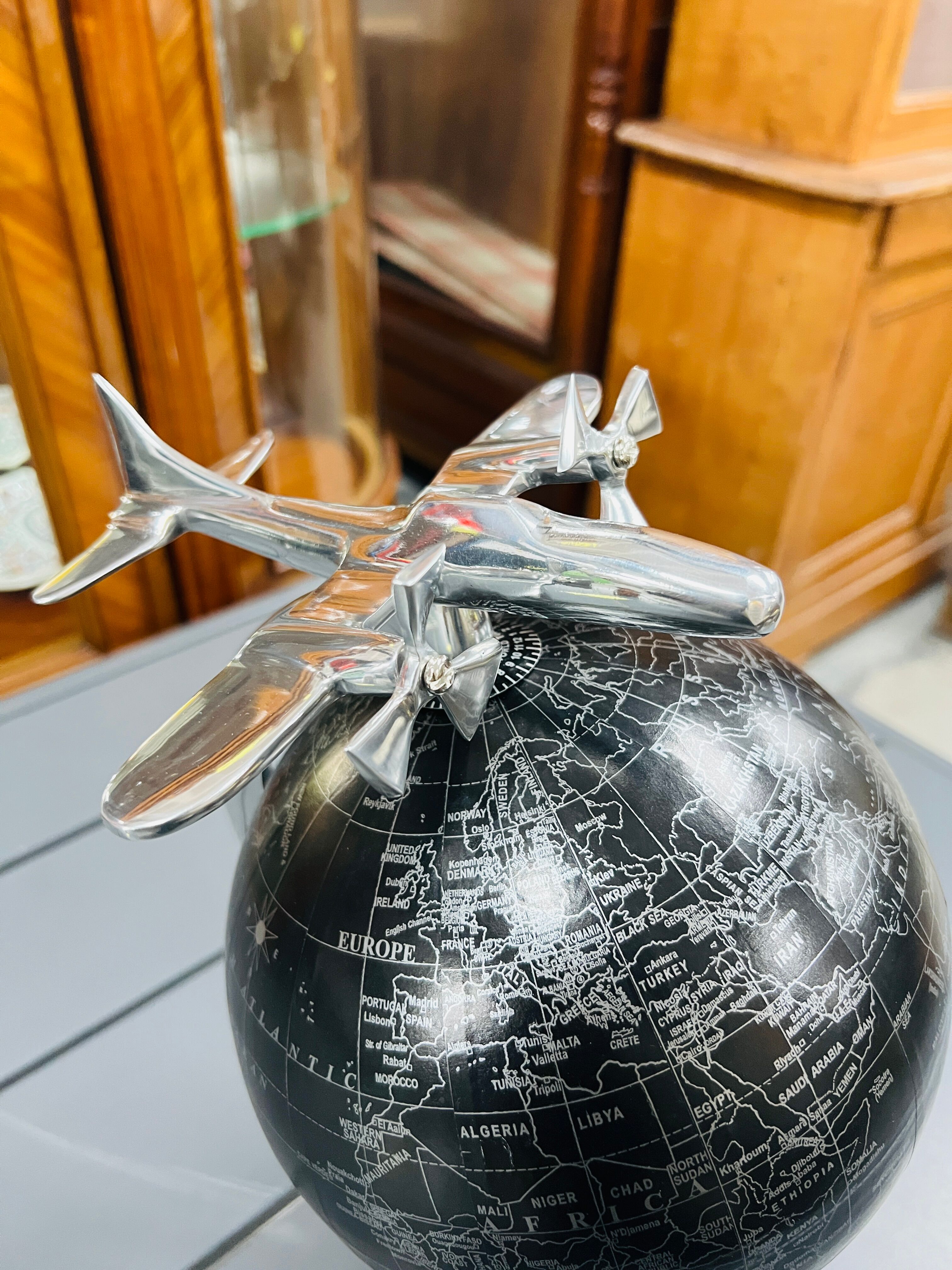 Aluminum globe to be laid with an aircraft axle