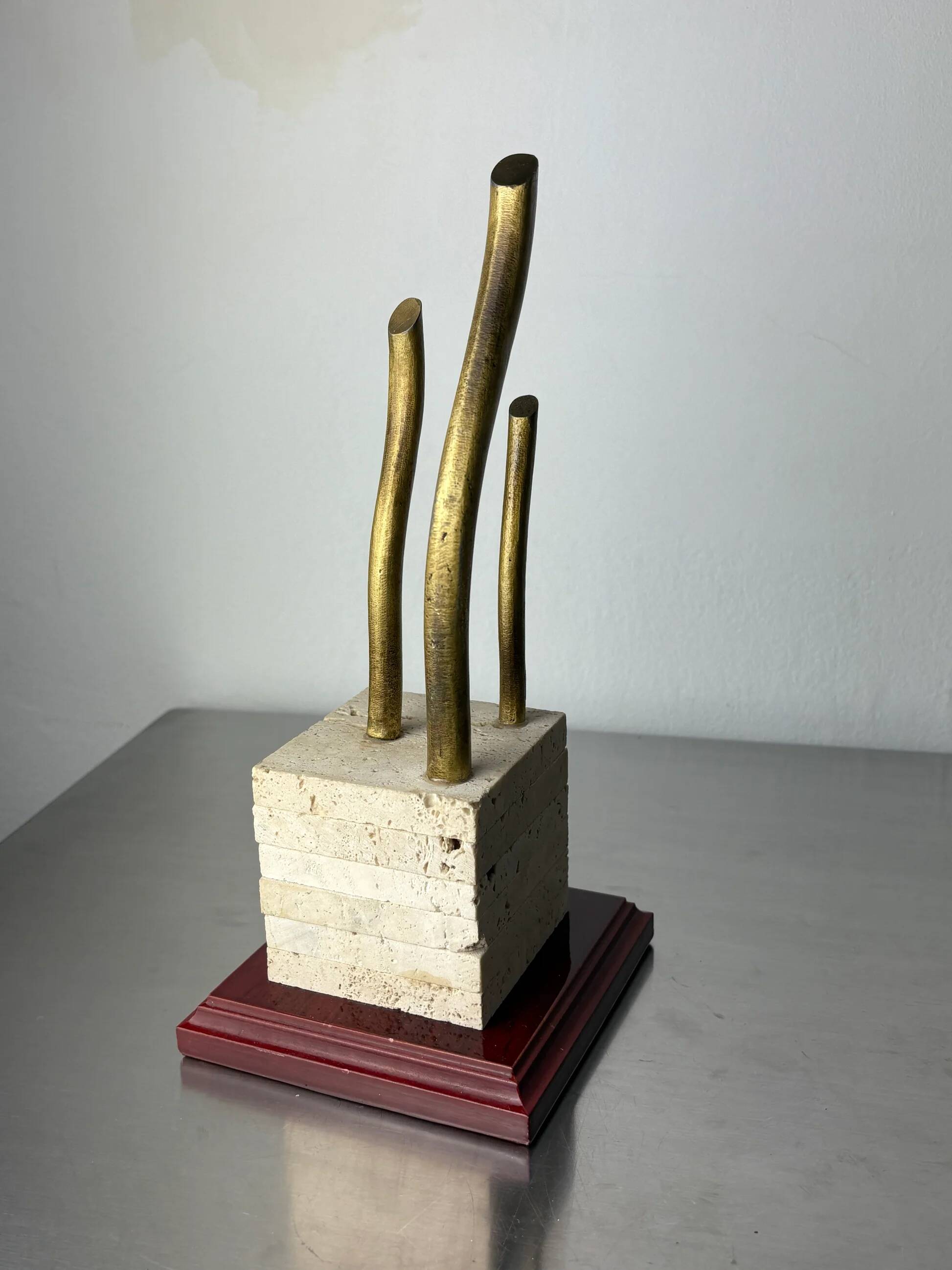 Serre-livres sculpture brutaliste en travertin, bois et bronze, Espagne années 1970