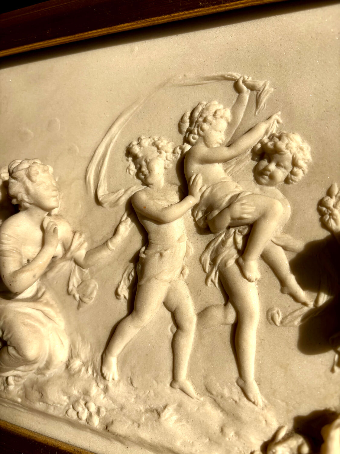 Marble bas-relief tableau of Putti