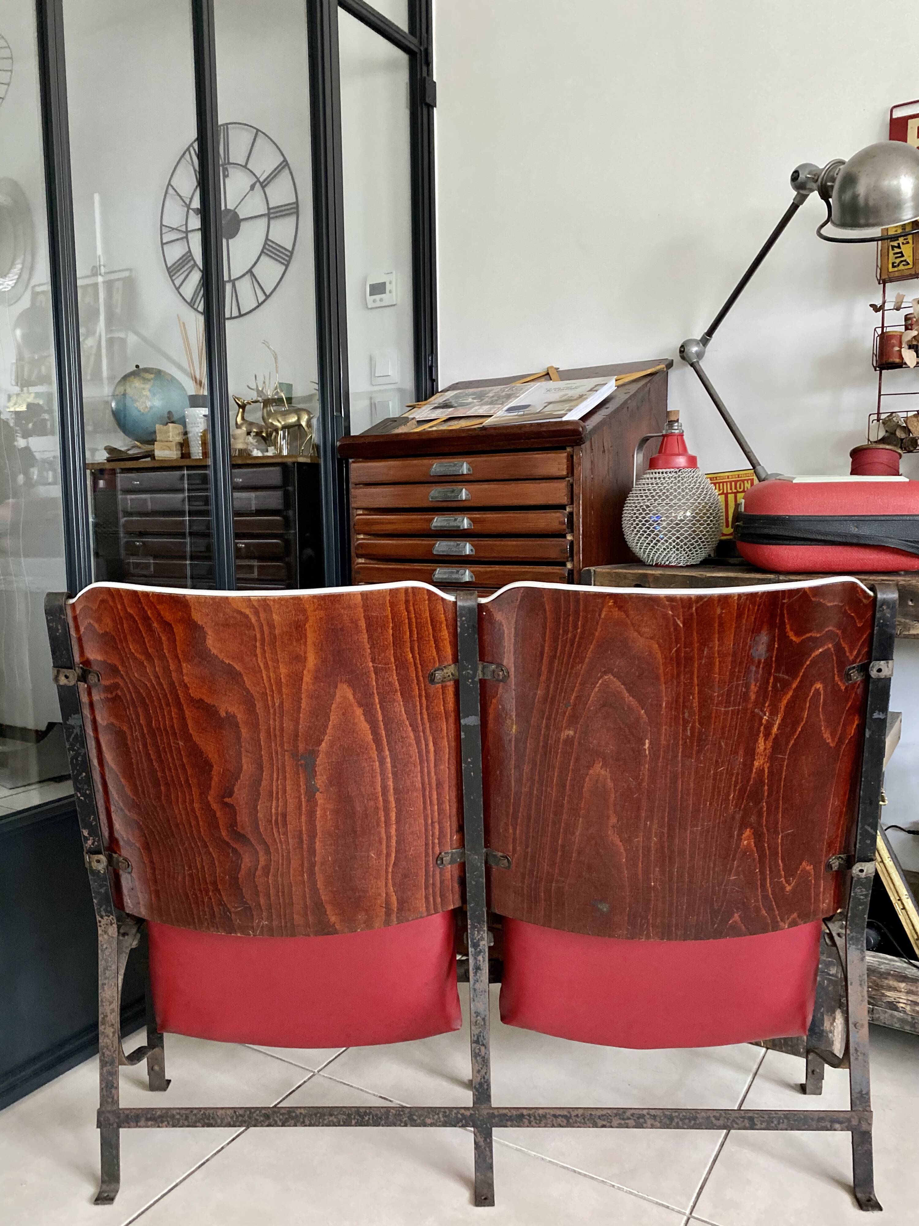 Paire de fauteuils de cinéma vintage