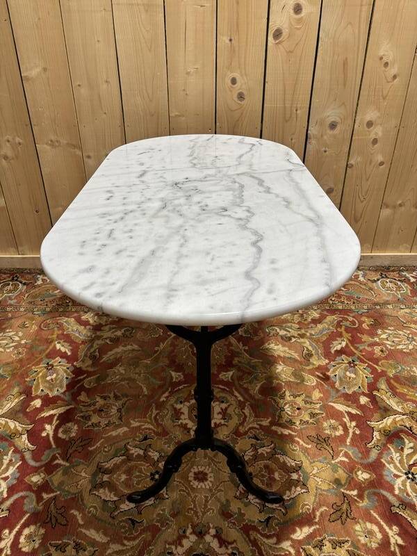 Table bistrot avec plateau ovale en marbre