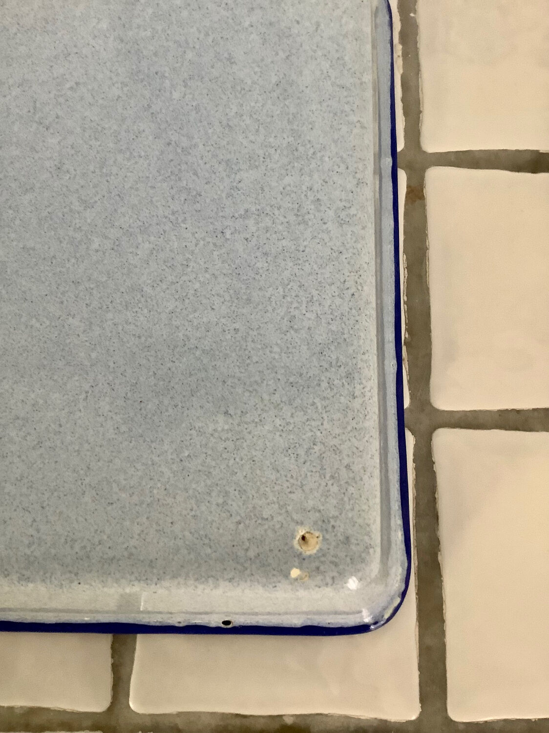 Enamelled sheet metal plate tray