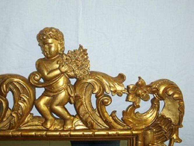 Imposant Miroir, bois sculpté doré, à décor de Putto