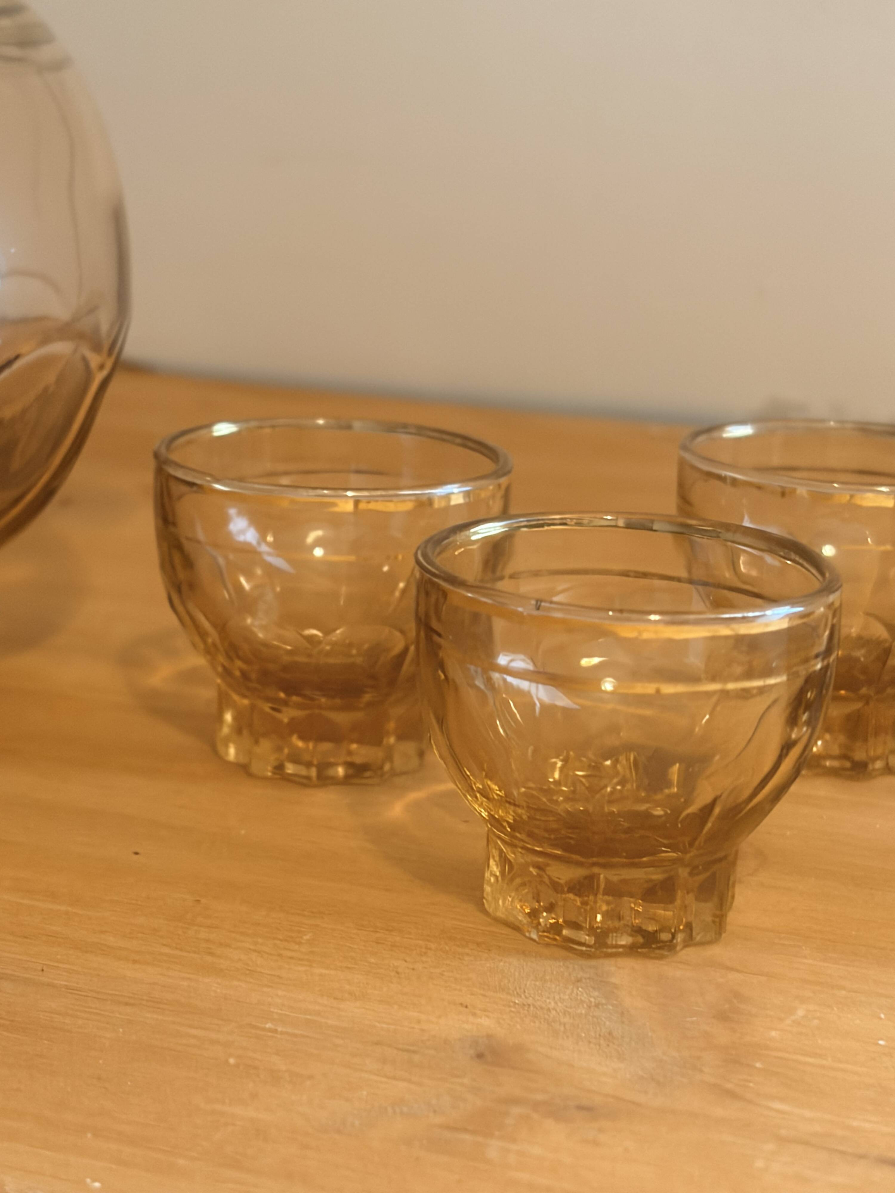 Carafe and 5 pink glass liqueur glasses with a gold rim 2008123