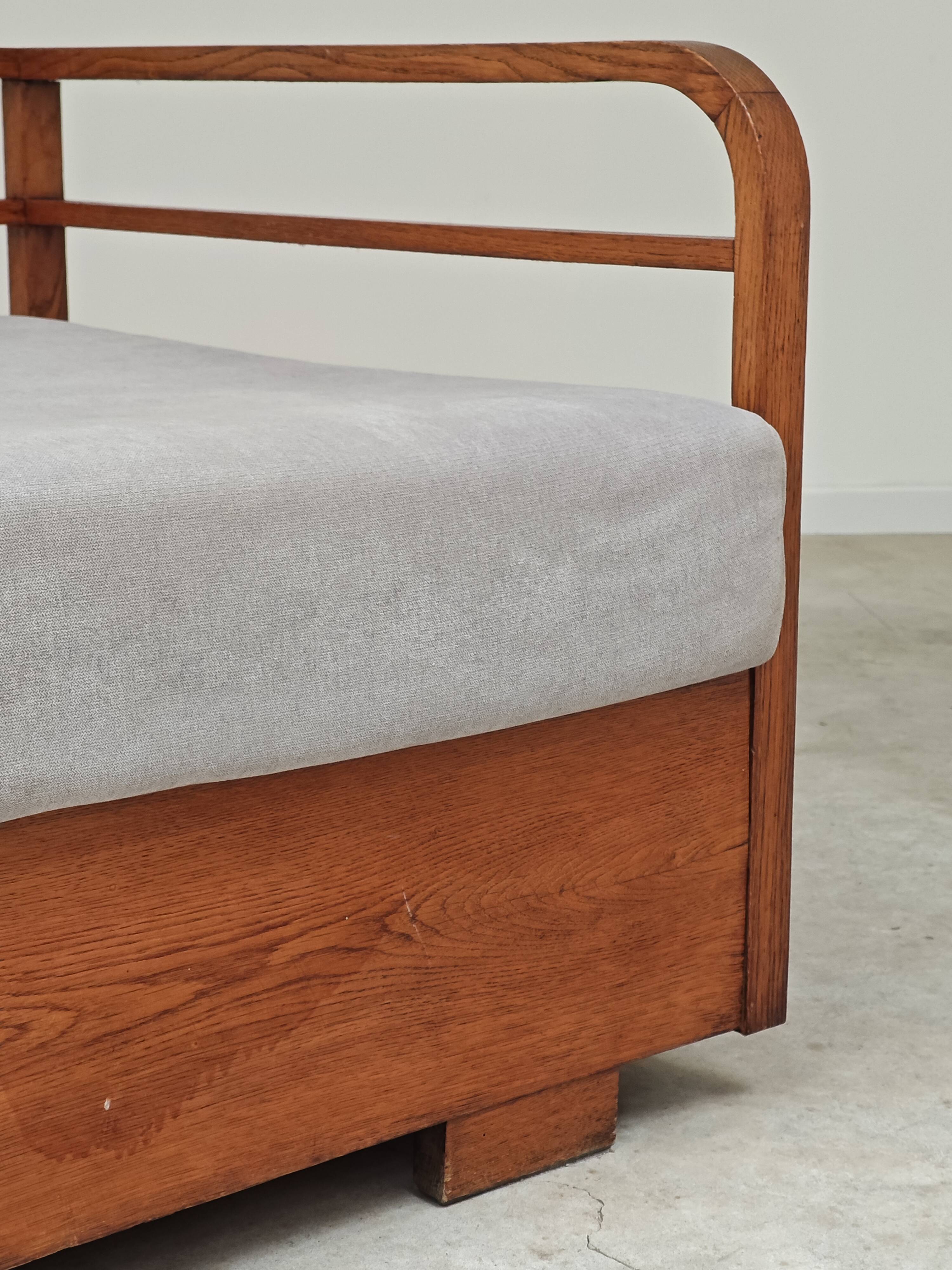 Art Deco sofa gray fabric Jindrich Halabala 1930