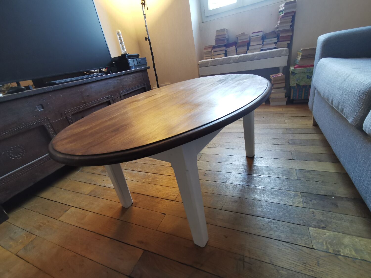 Oval coffee table