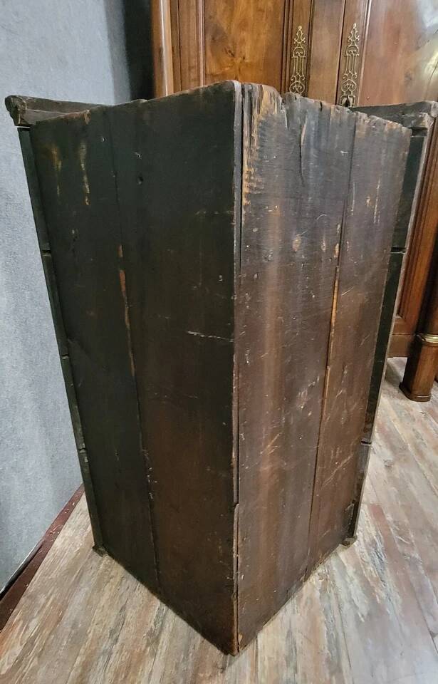 Corner cabinet to hang from the 18th century in oak and marquetry around 1780.