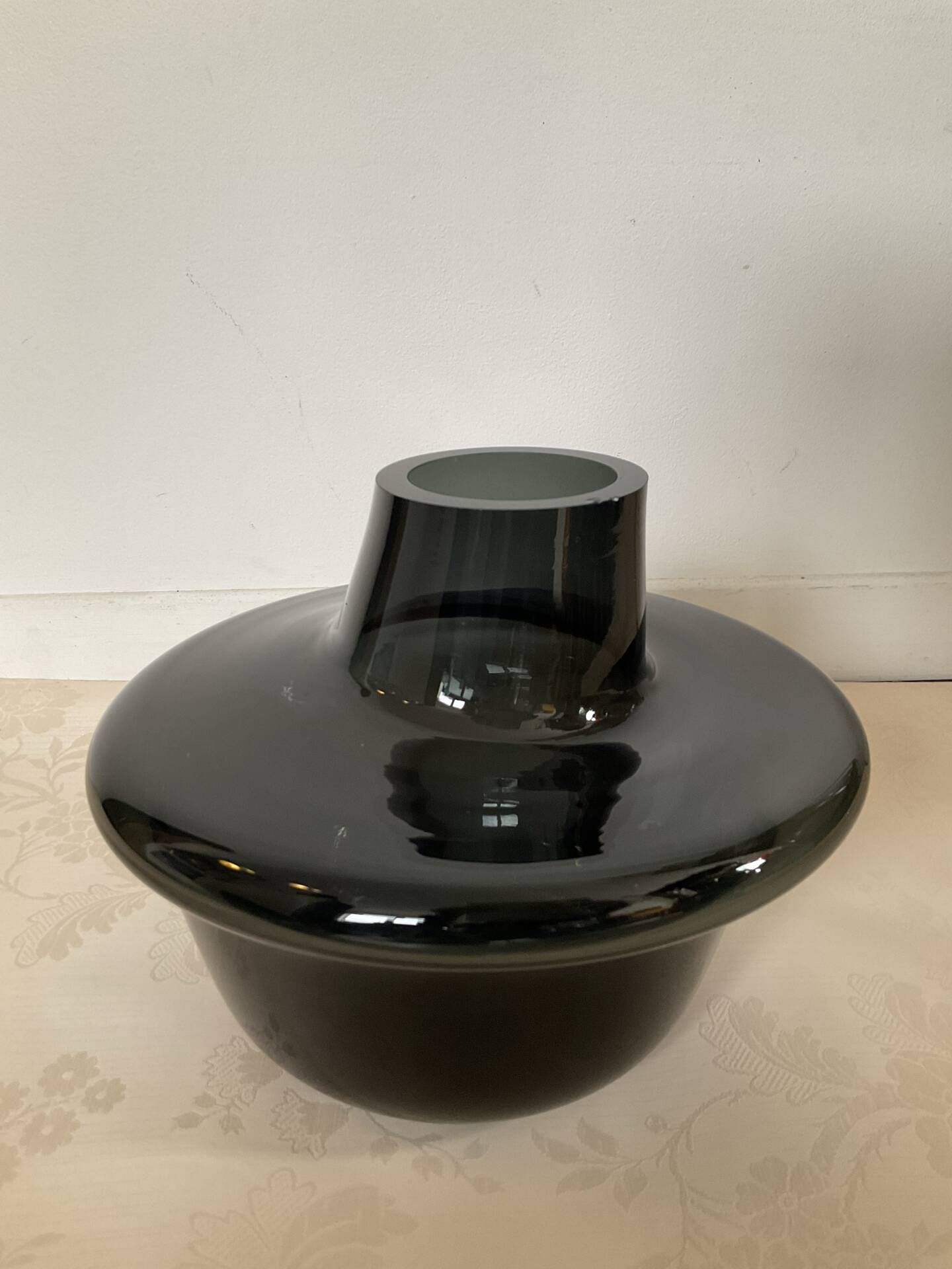 Mushroom-shaped vase in smoked glass