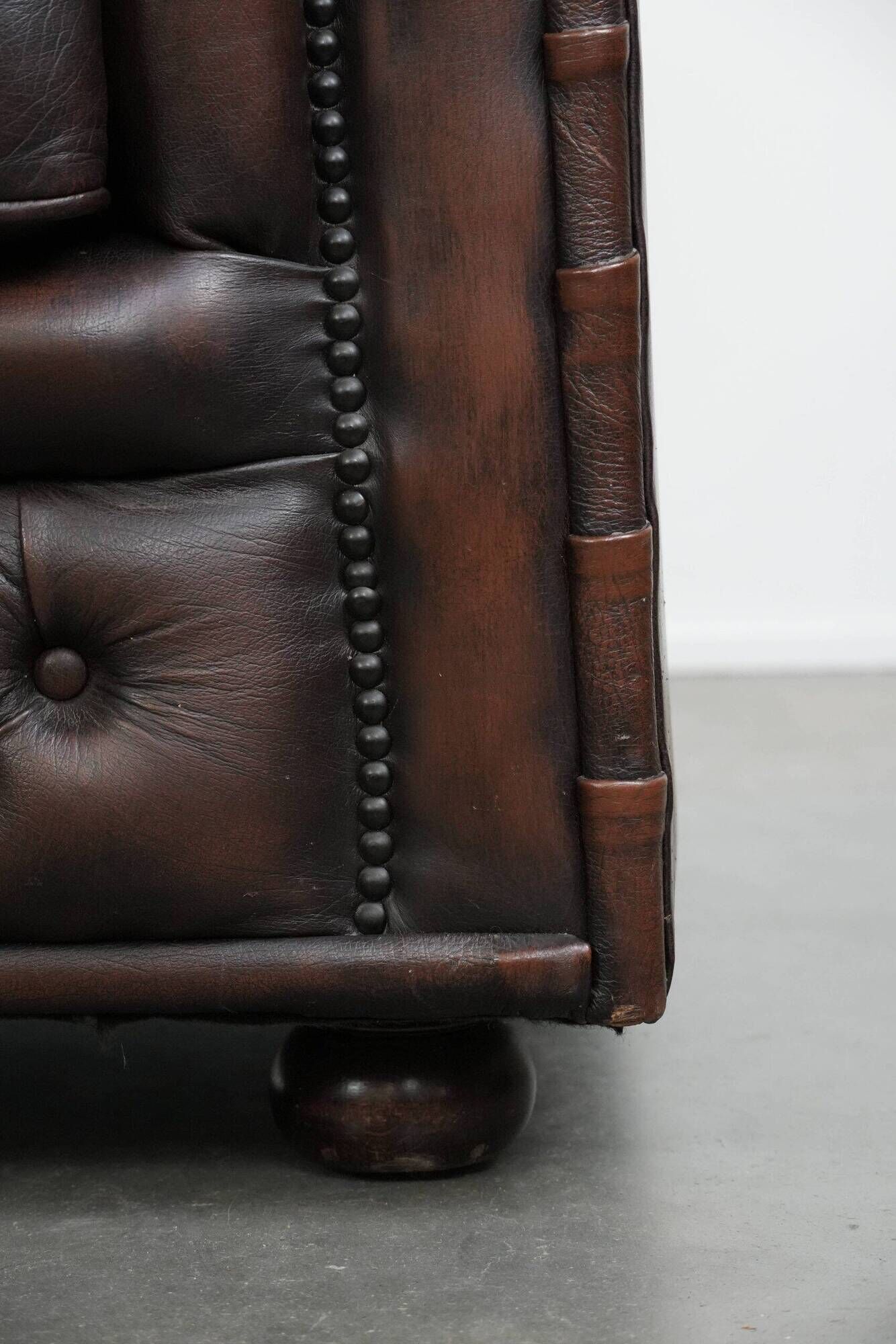 Dark brown cow leather vintage 2-seater Chesterfield sofa in English style
