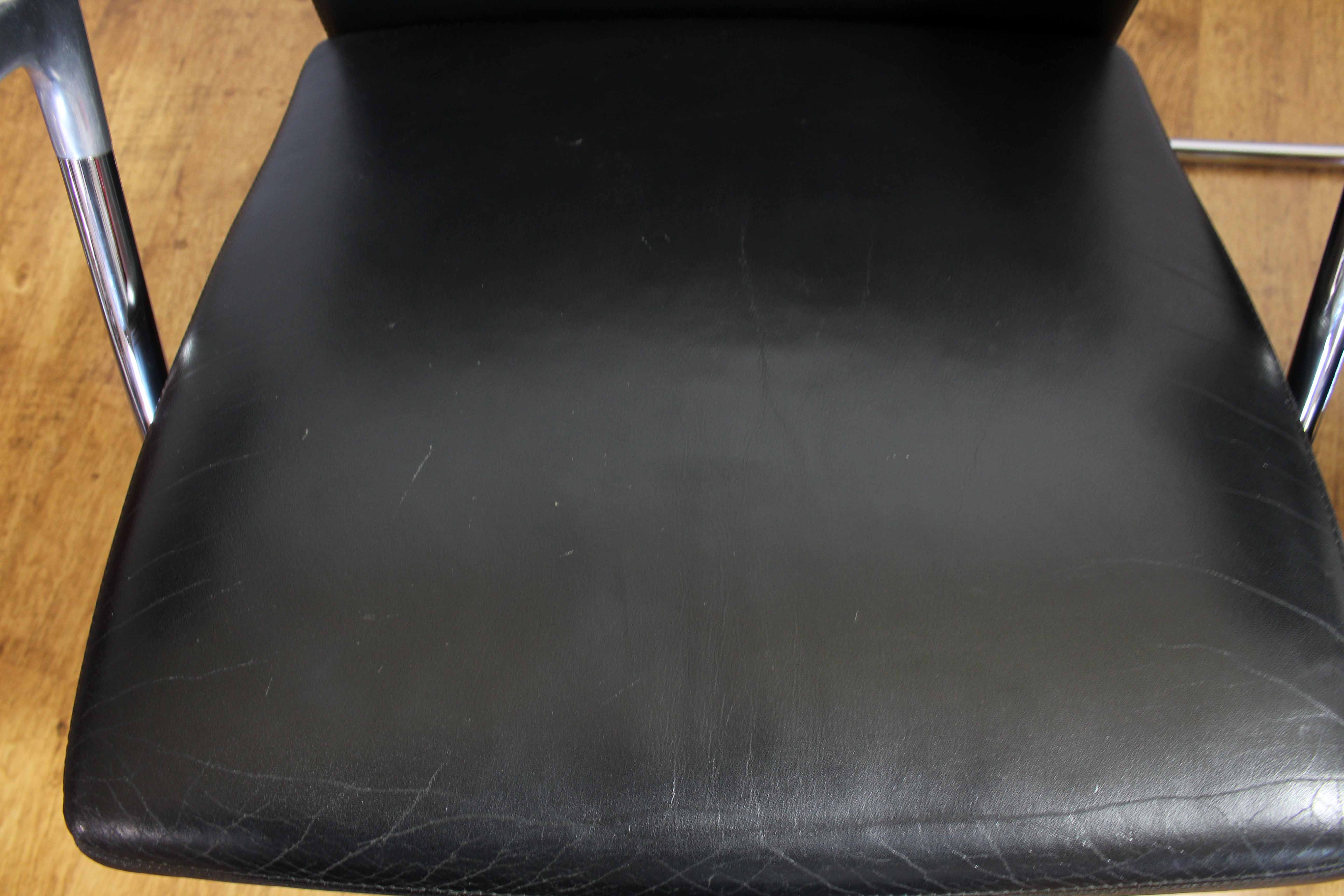 Paire de fauteuils en cuir et acier chromé
