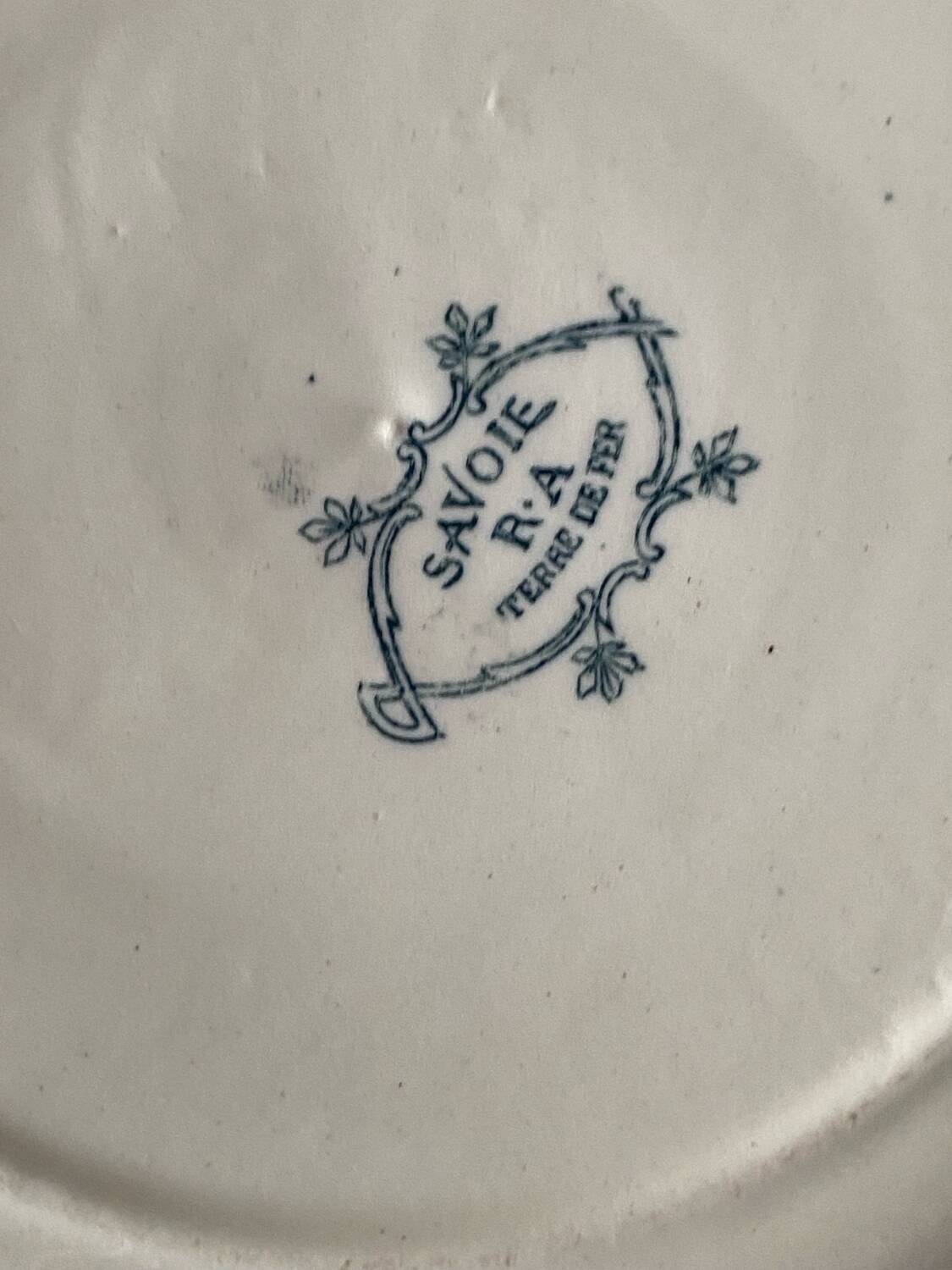 Set of six flat plates Terre de fer, Savoie model