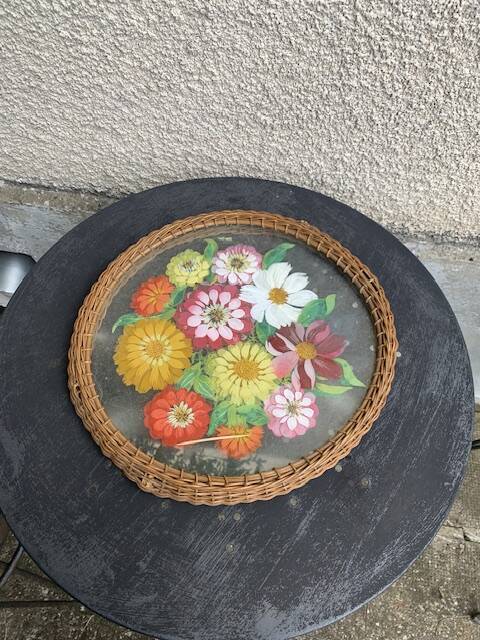 Plateau en verre peint à la main, motif floral et tour en rotin tressé, signé Delbel, vintage