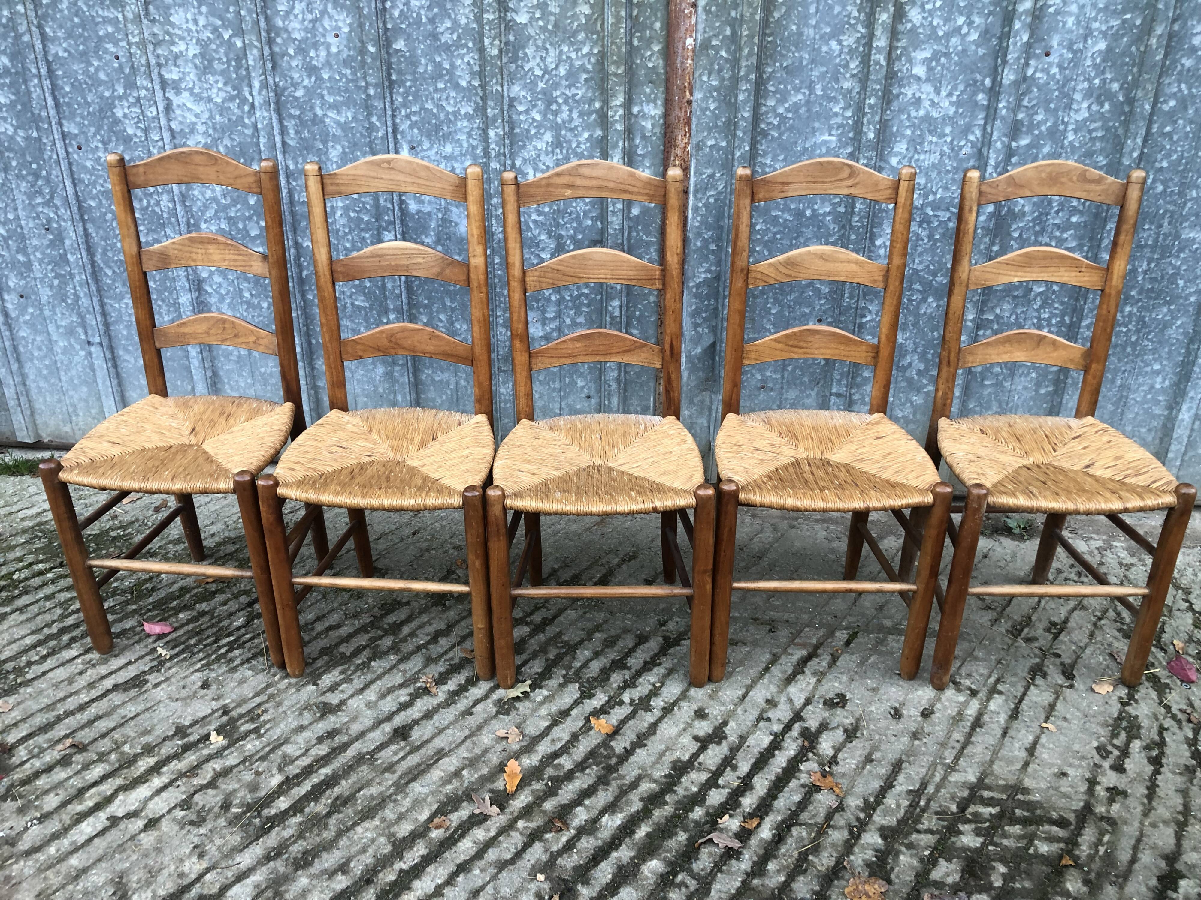 8 Chaises  anciennes vendéennes paillées en cerisier massif.