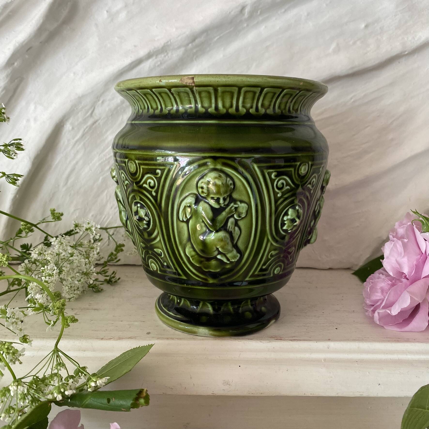 Planter pot in earthenware with cherubs