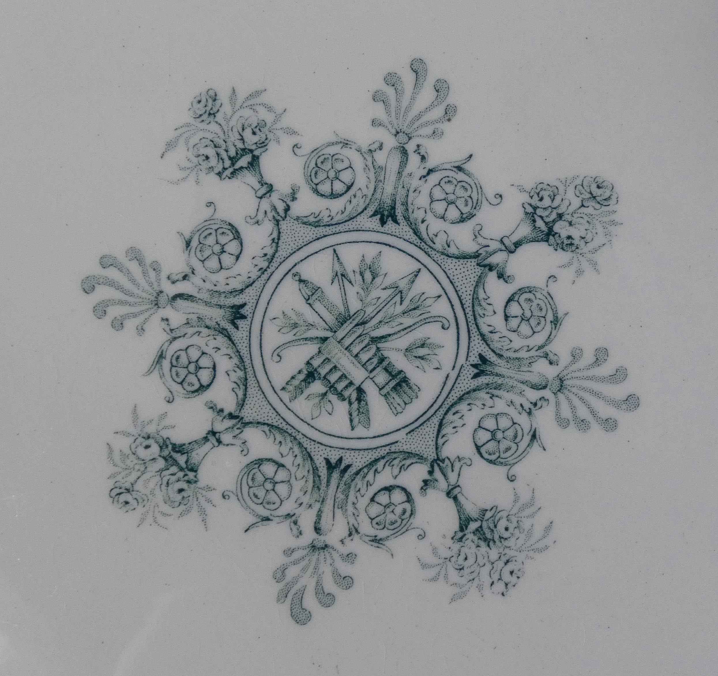 Dish or cake compiegne, terre de fer