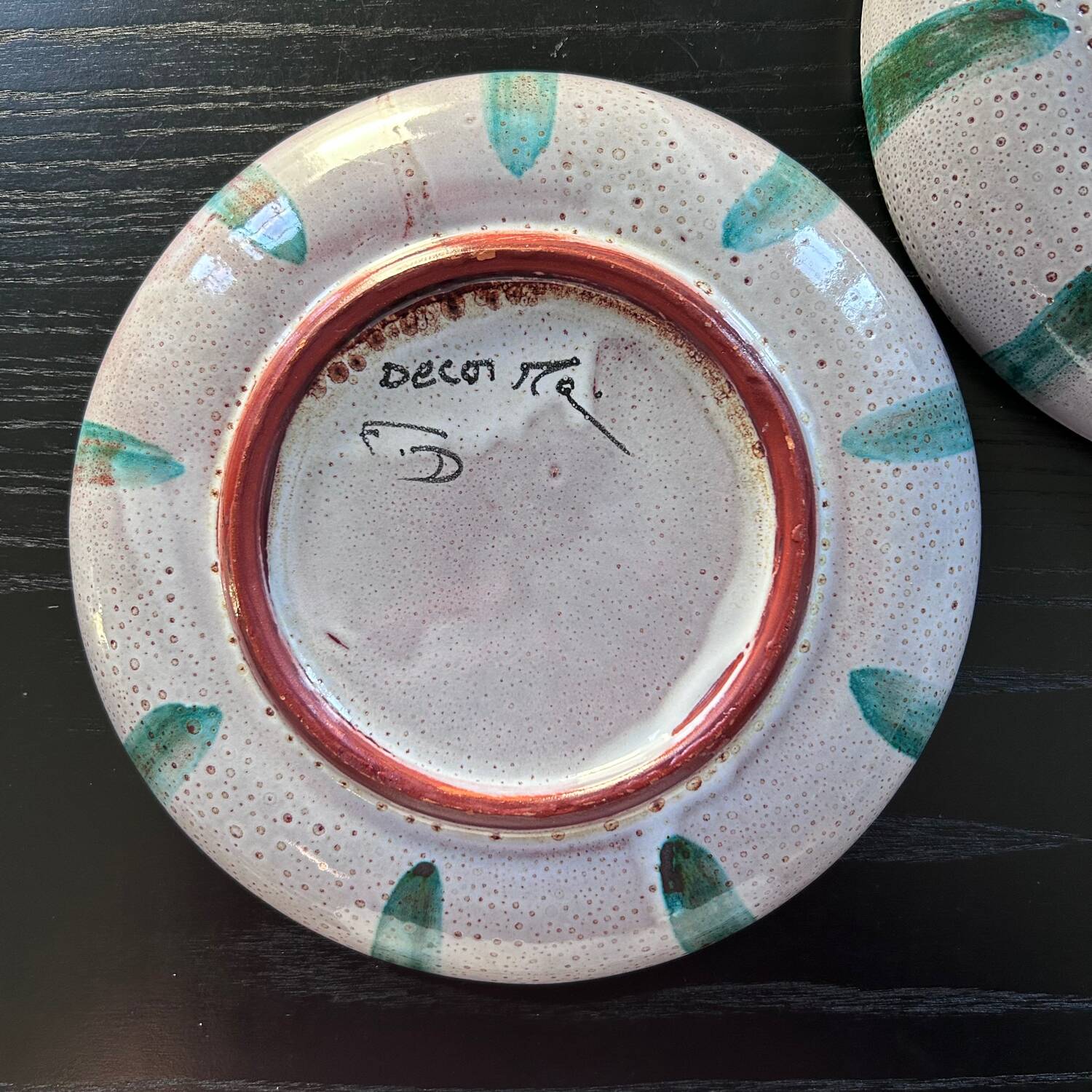 Pair of plates with thistle decoration