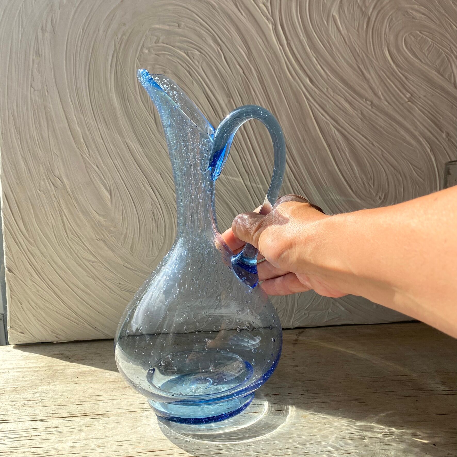 Pichet en verre soufflé bleu 30 cm