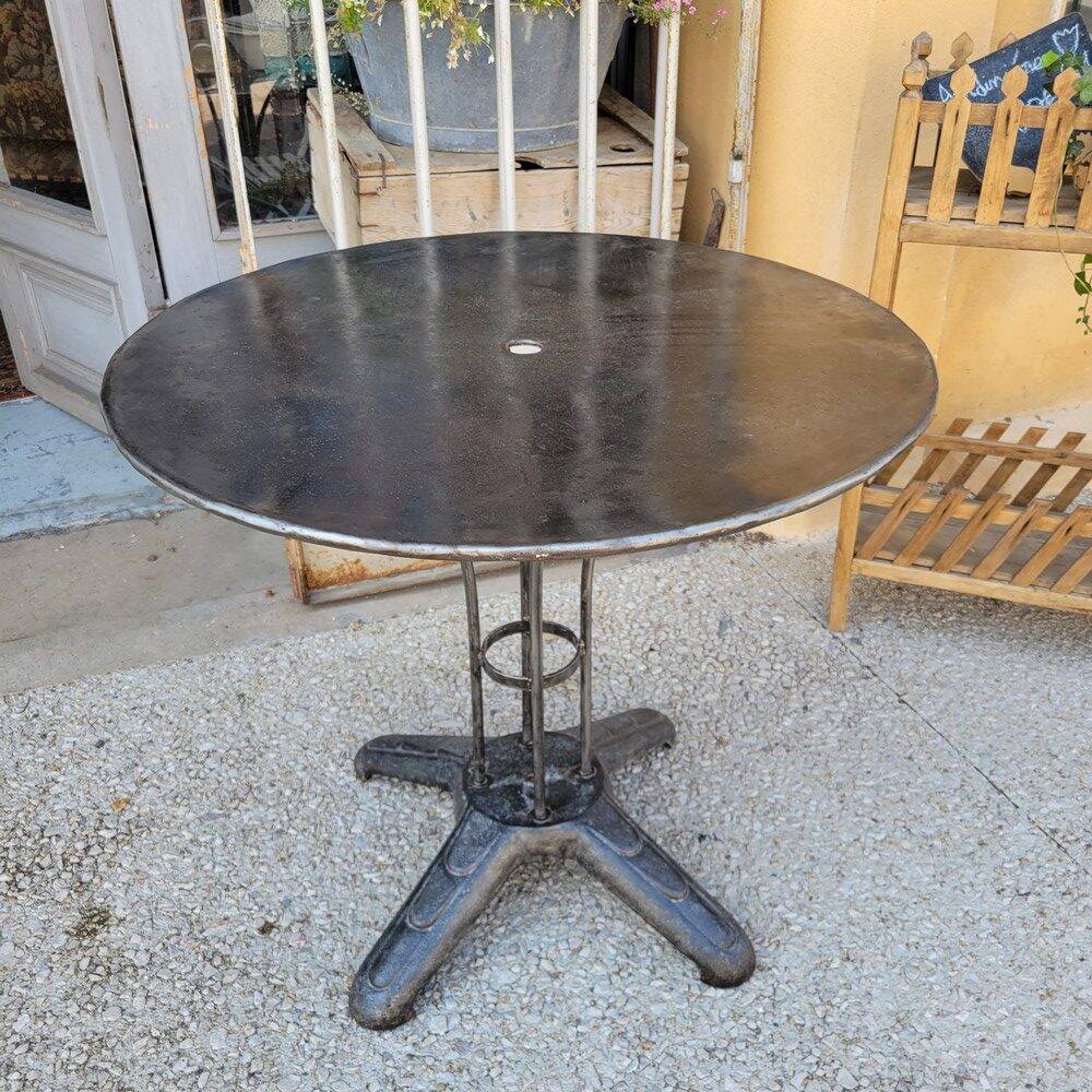Round garden table