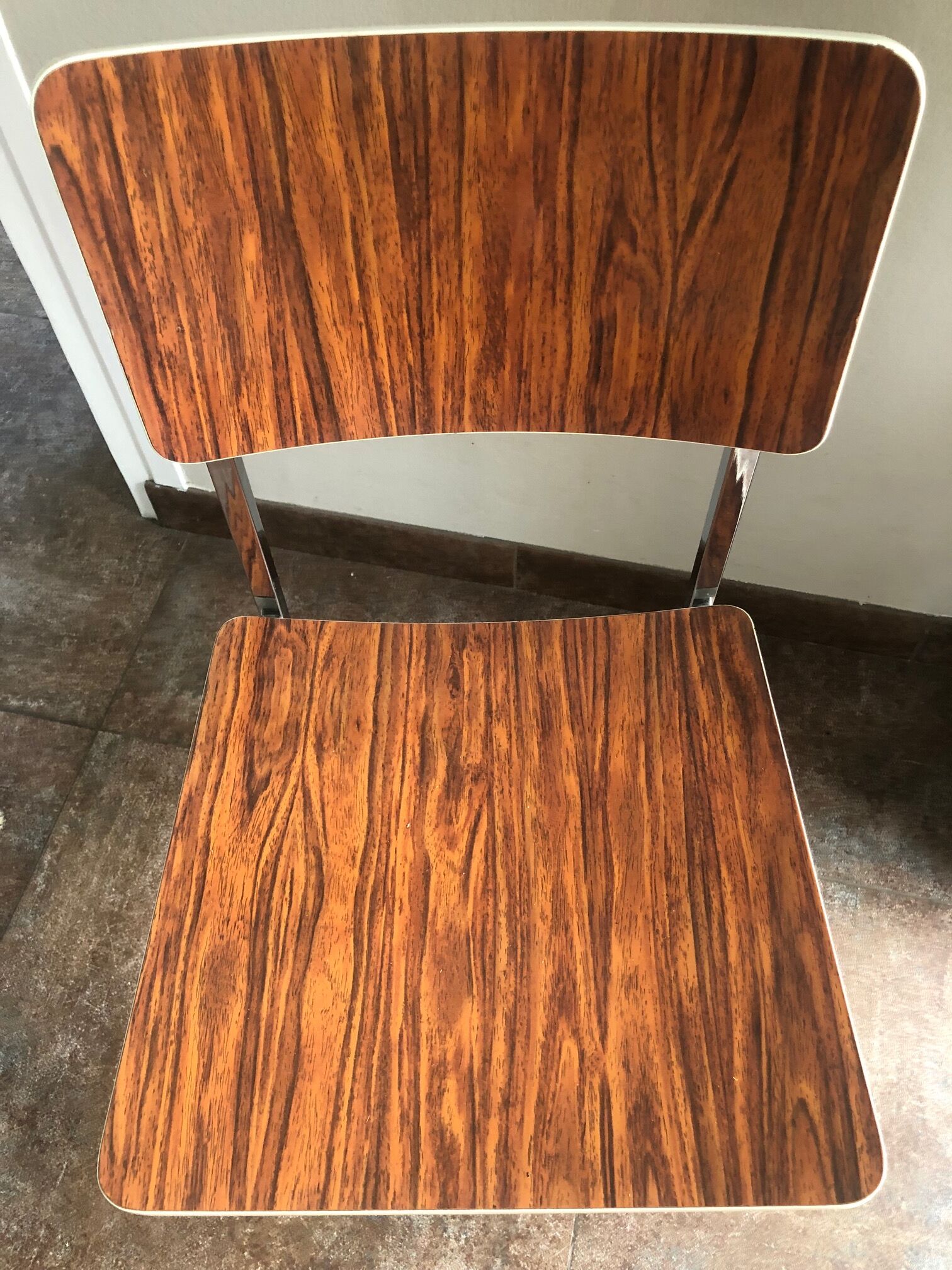 Table en formica avec sa chaise et son tabouret imitation palissandre