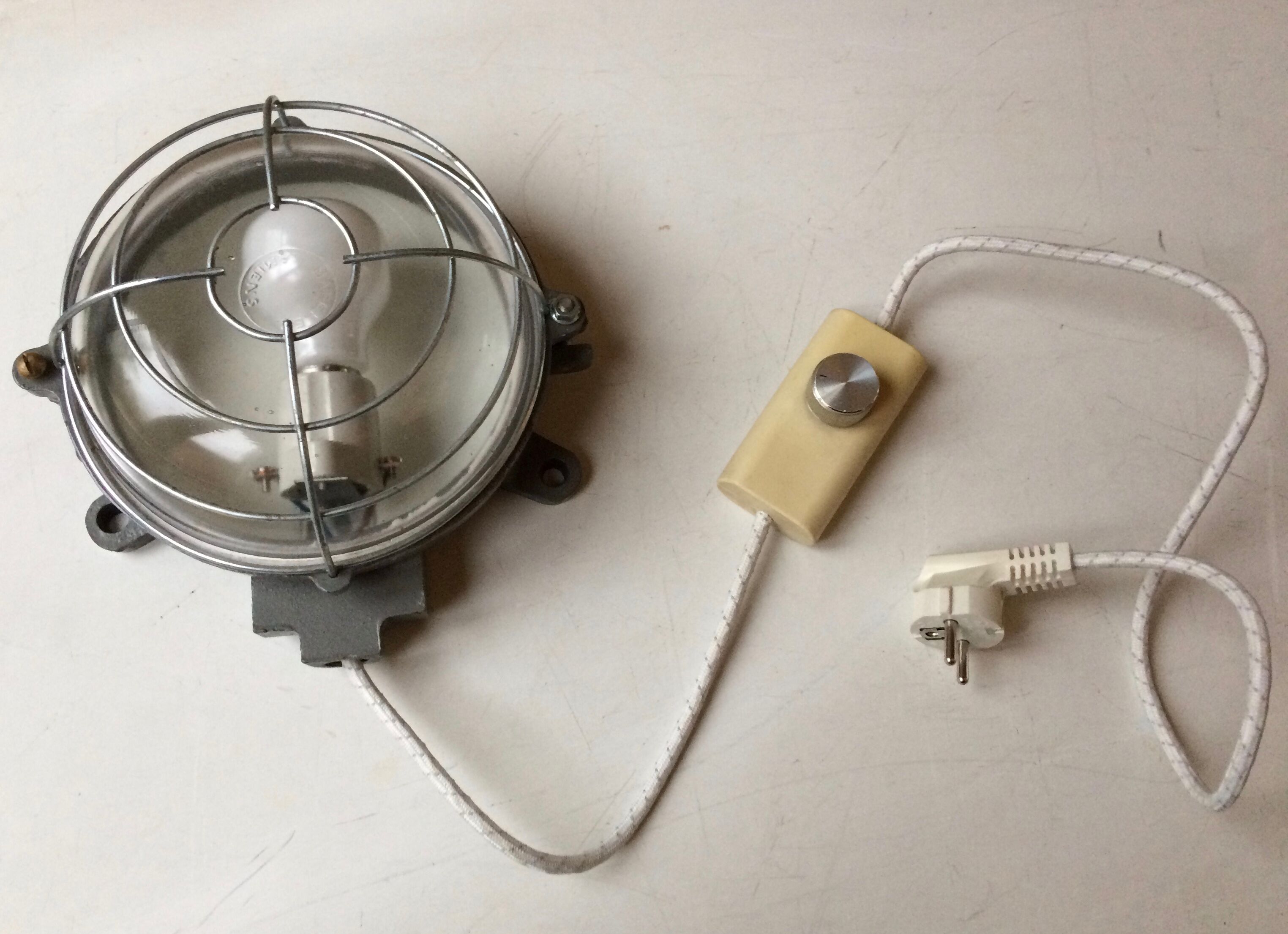 Lampe applique hublot vintage en fonte & verre Selency