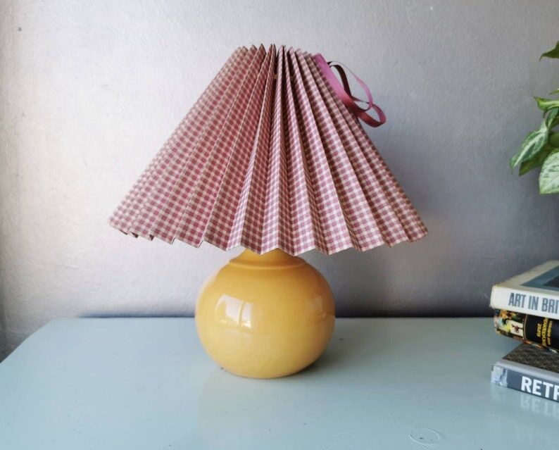 Vintage ceramic table lamp with pleated hood in 80s fabric