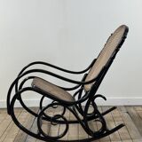 Rocking-chair en bois courbé noirci et cannage années 1900
