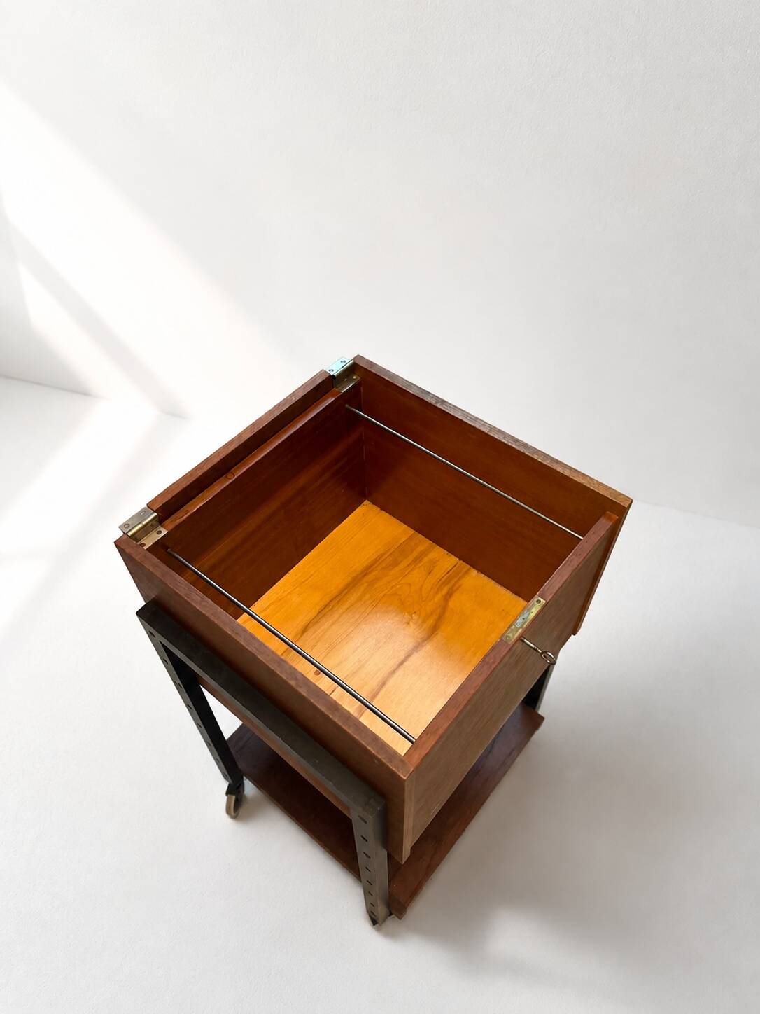 Table d'appoint / chariot des années 50 en bois et métal