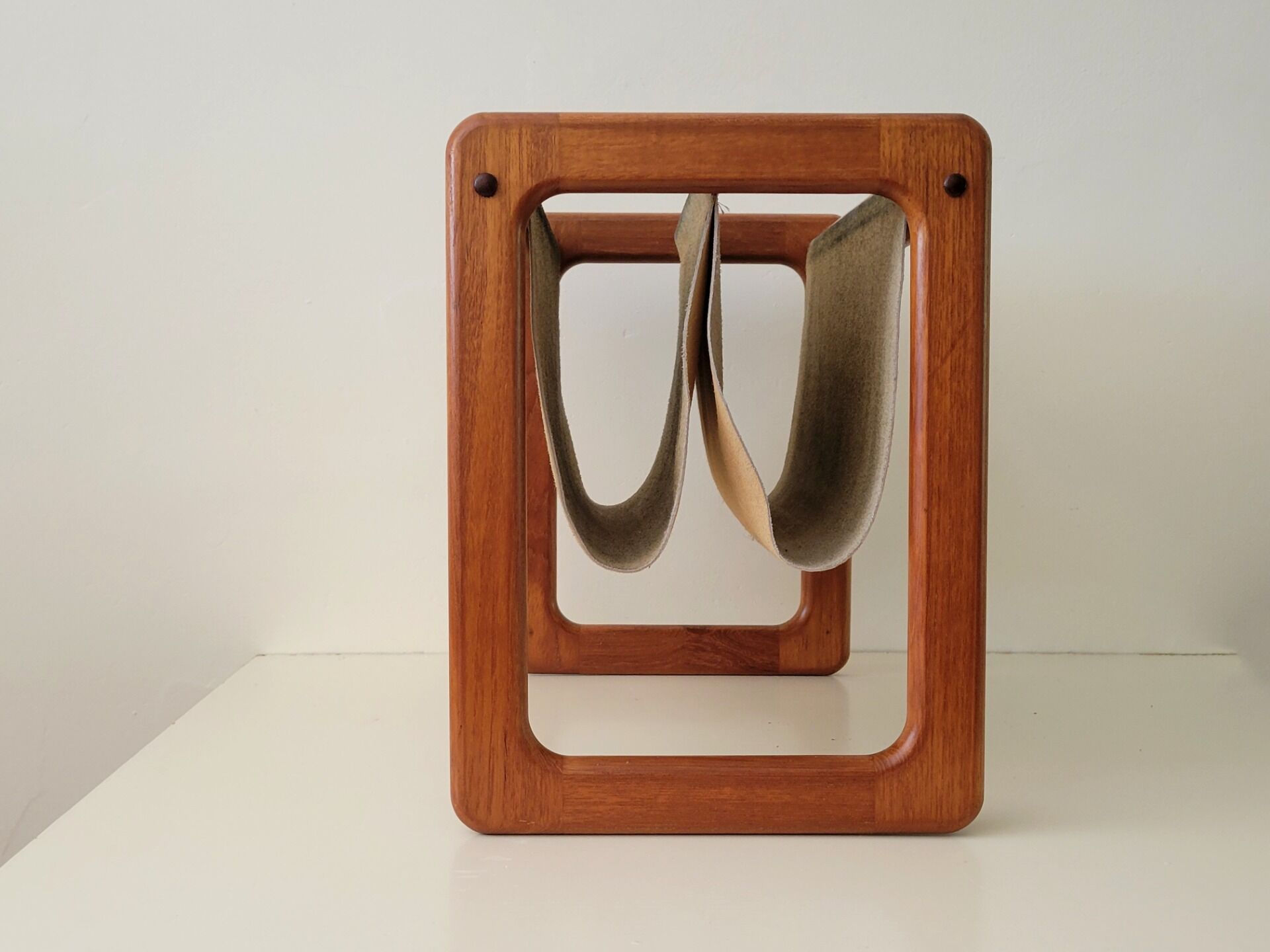 Vildbjerg magazine rack, Danish Mid Century Modern magazine rack in teak and suede
