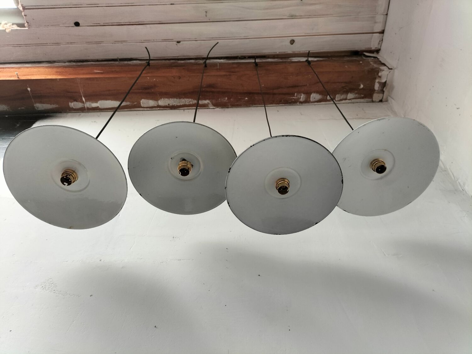 Suspensions in enamelled sheets