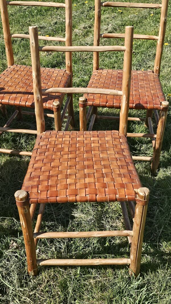 Chaise en châtaigner,  assise en cuir tressé