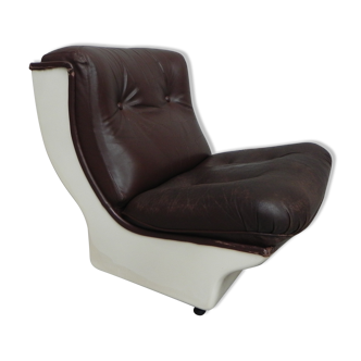 Armchair Airborne with leather upholstery and fiberglass shell