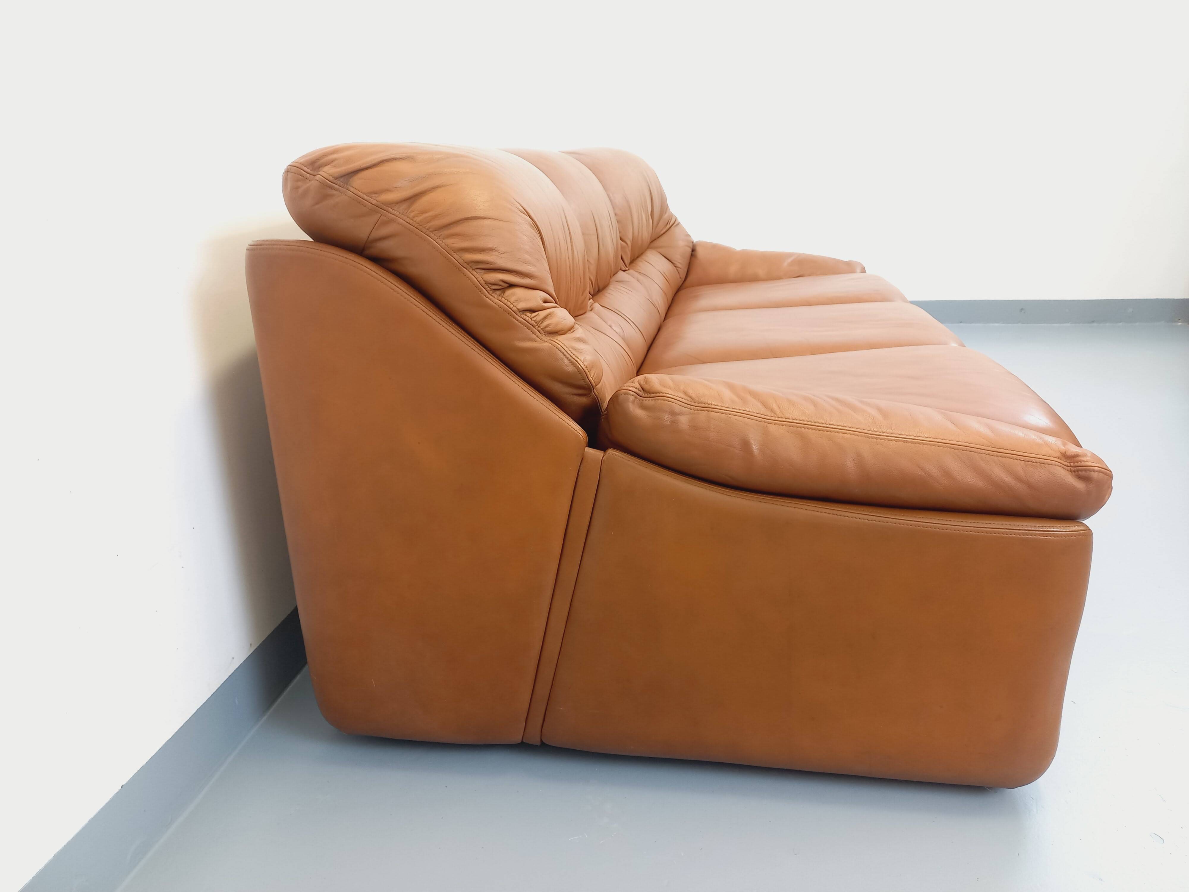 Vintage cognac camel leather canapé from the 1970s.