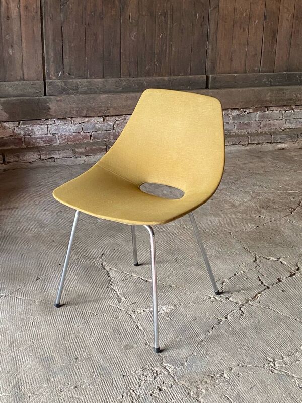 Chaise tonneau par Pierre Guariche