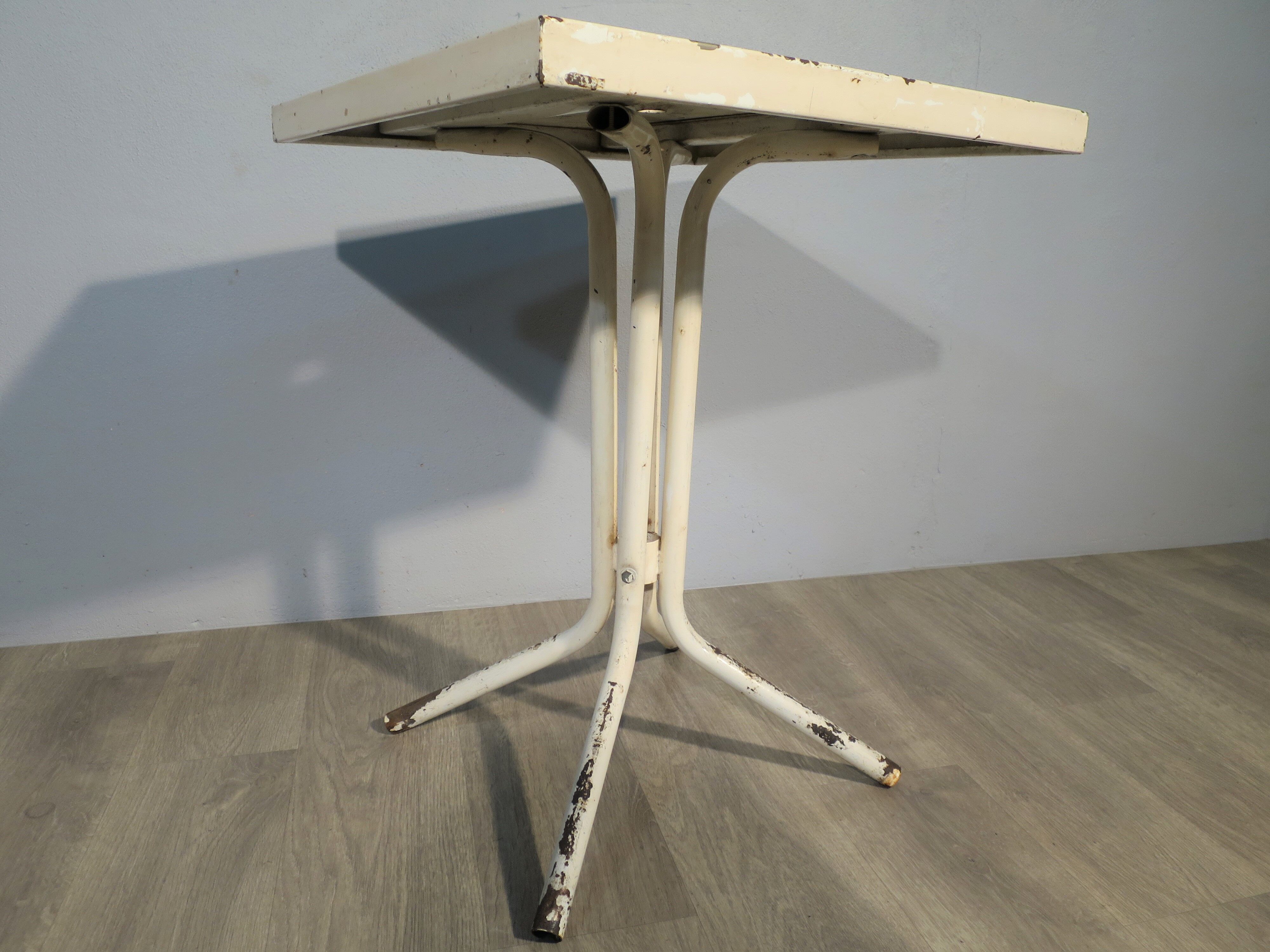 Table metal
