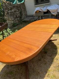 Bauman round extendable table for 10/12 people.