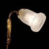 Paire d'appliques Art Nouveau en bronze doré et verre moulé dépoli