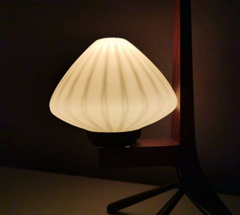 Vintage wooden tripod lamp with pleated glass lampshade, 1970
