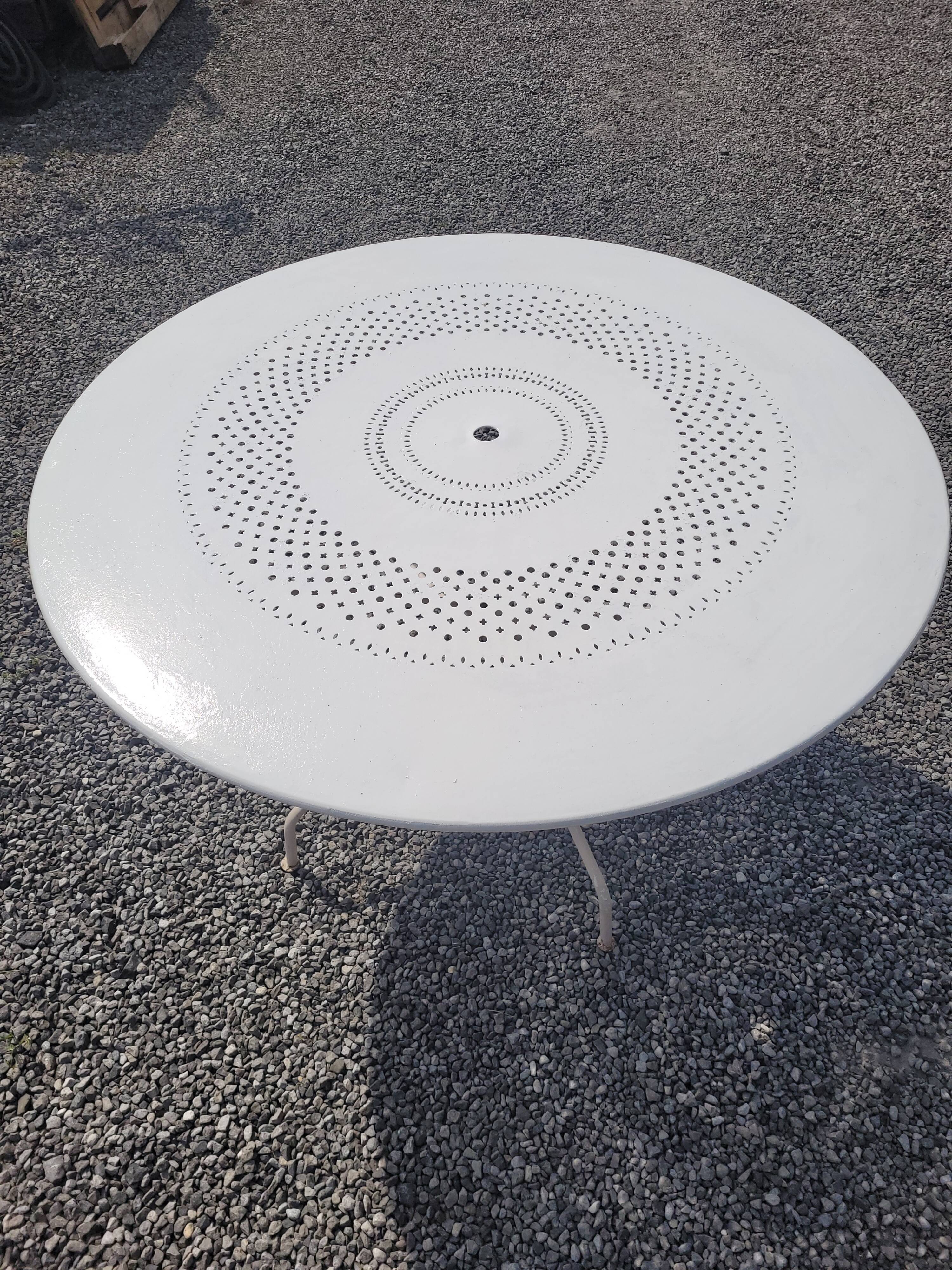 Iron garden table, 117cms in diameter