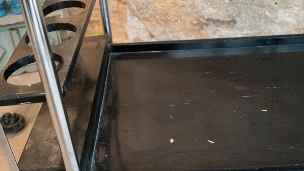 Table roulante en bois noirci