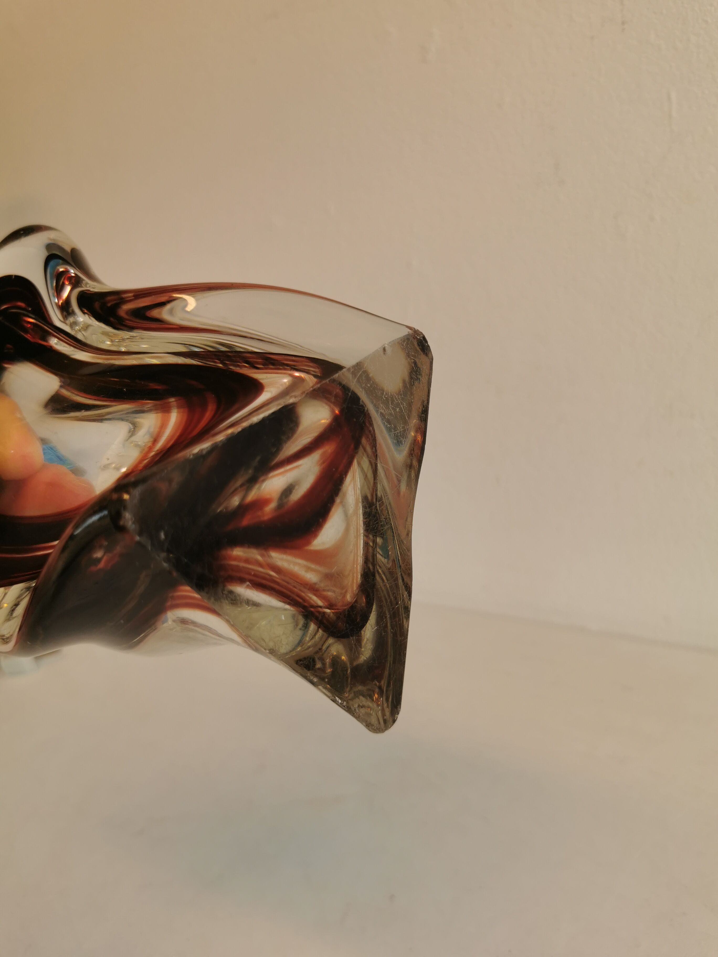 Vase en verre multicouche en transparent avec des couleurs violettes incrustées.