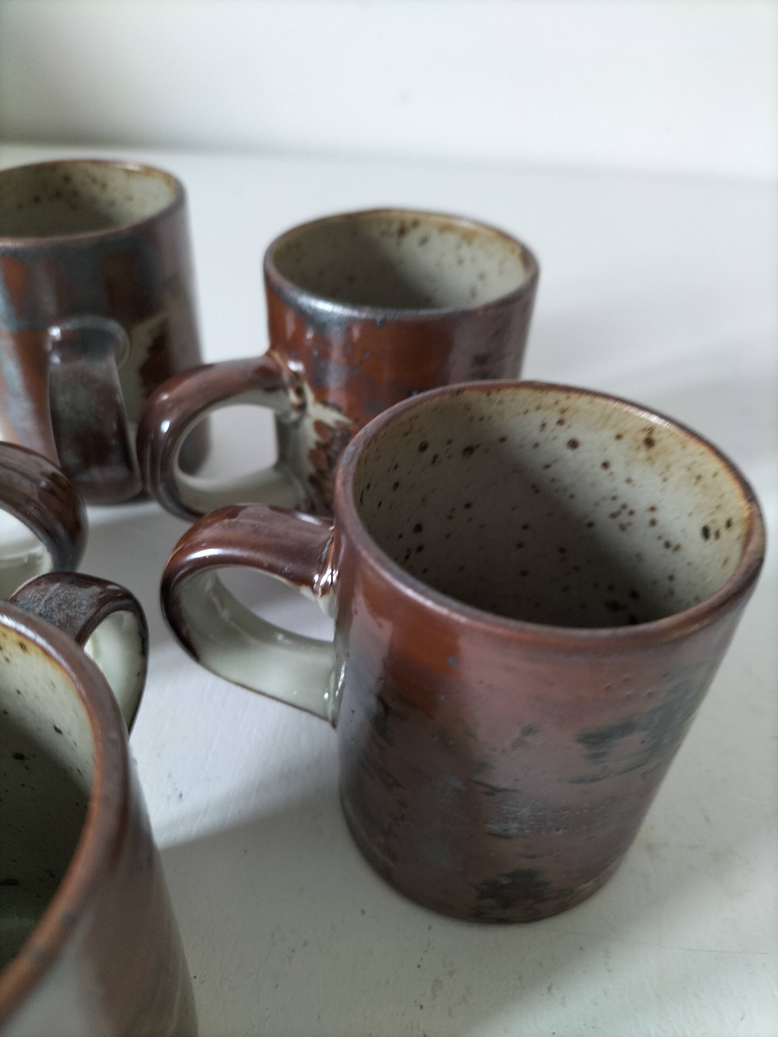 6 tasses en grès moucheté et décor émaillé