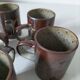 6 tasses en grès moucheté et décor émaillé