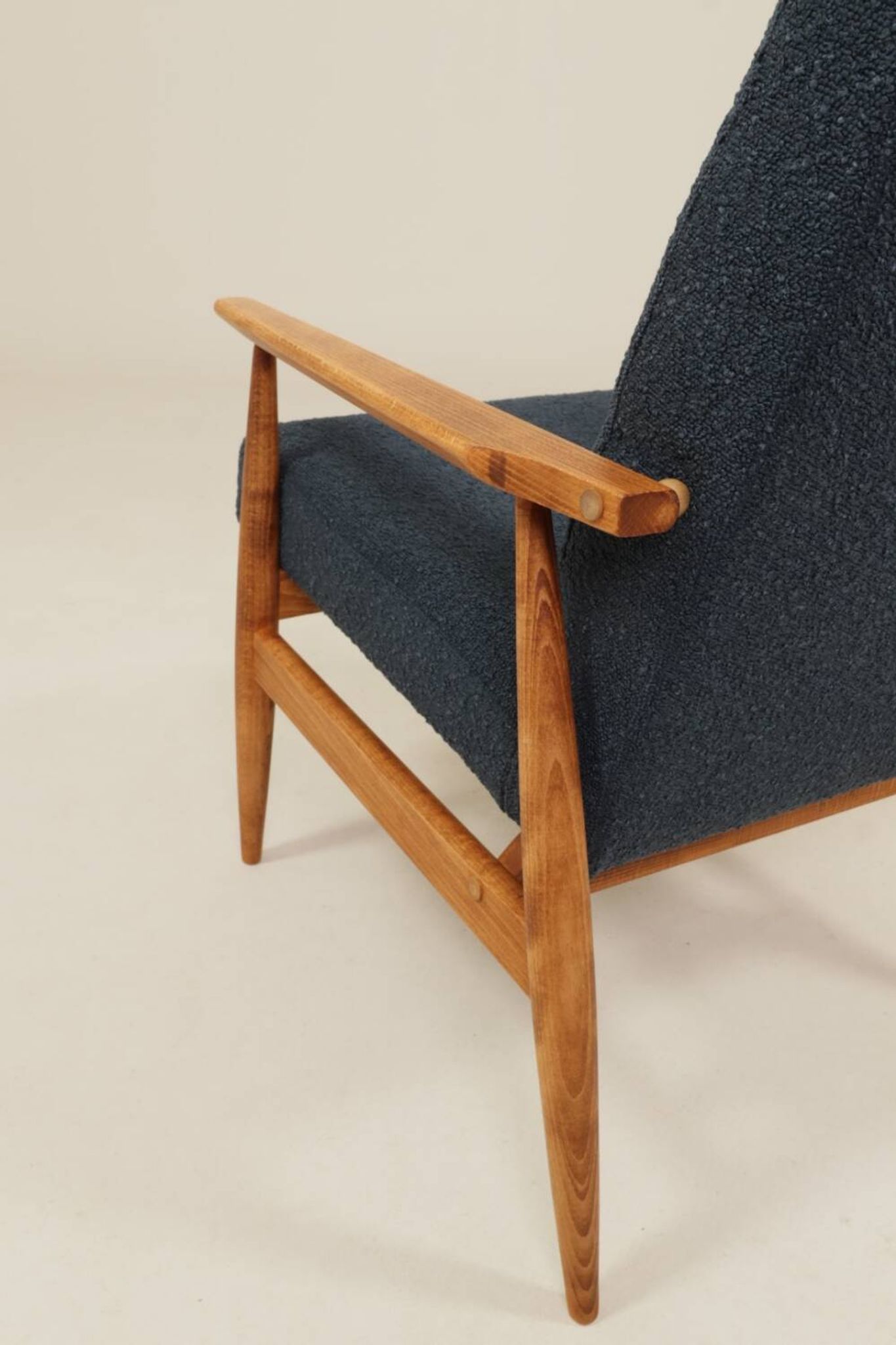 Fauteuil scandinave en bouclé bleu marine conçu par H. Lis.