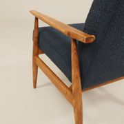 Fauteuil scandinave en bouclé bleu marine conçu par H. Lis.