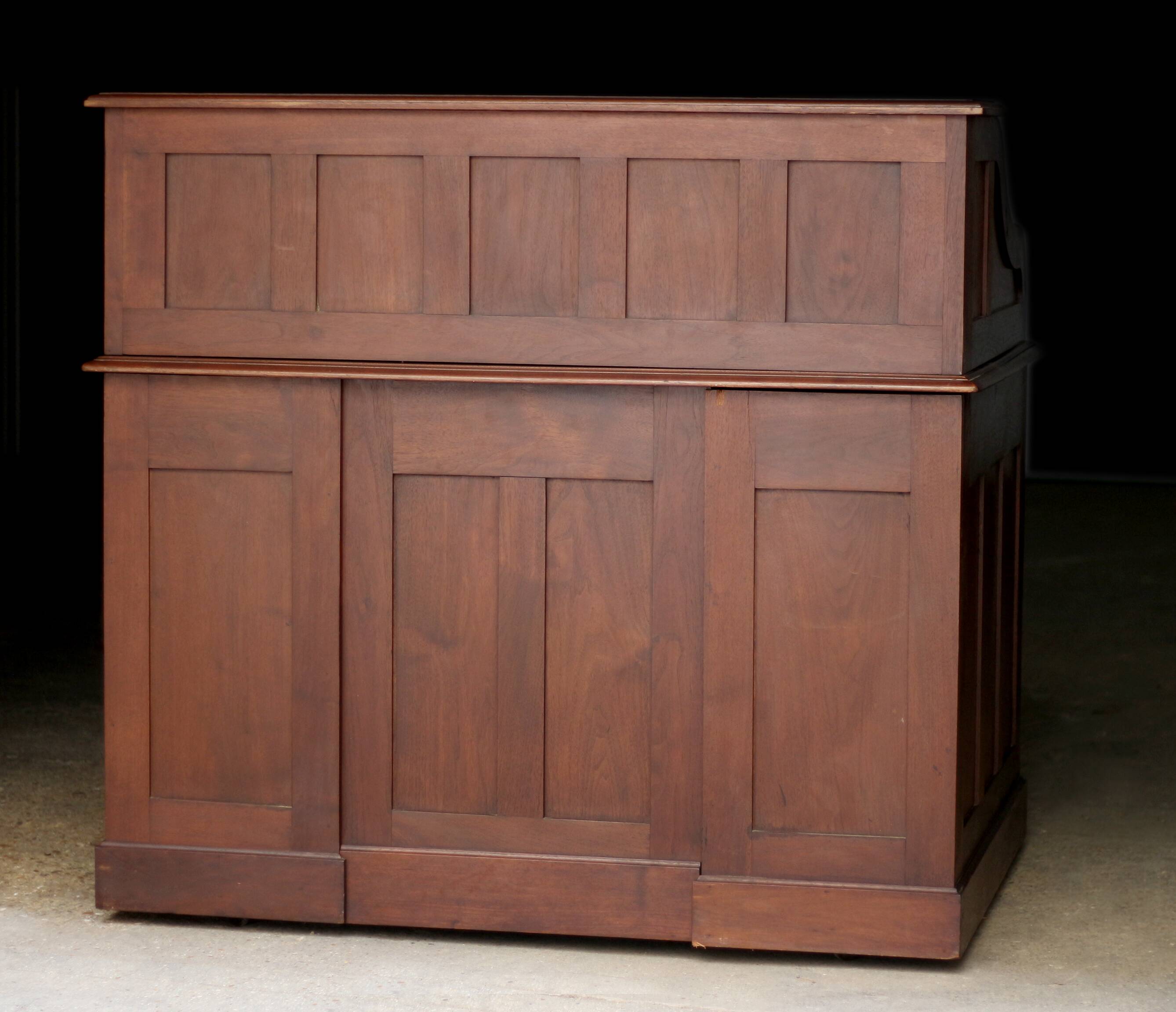 Franco-American American desk in solid mahogany. Circa 1900.