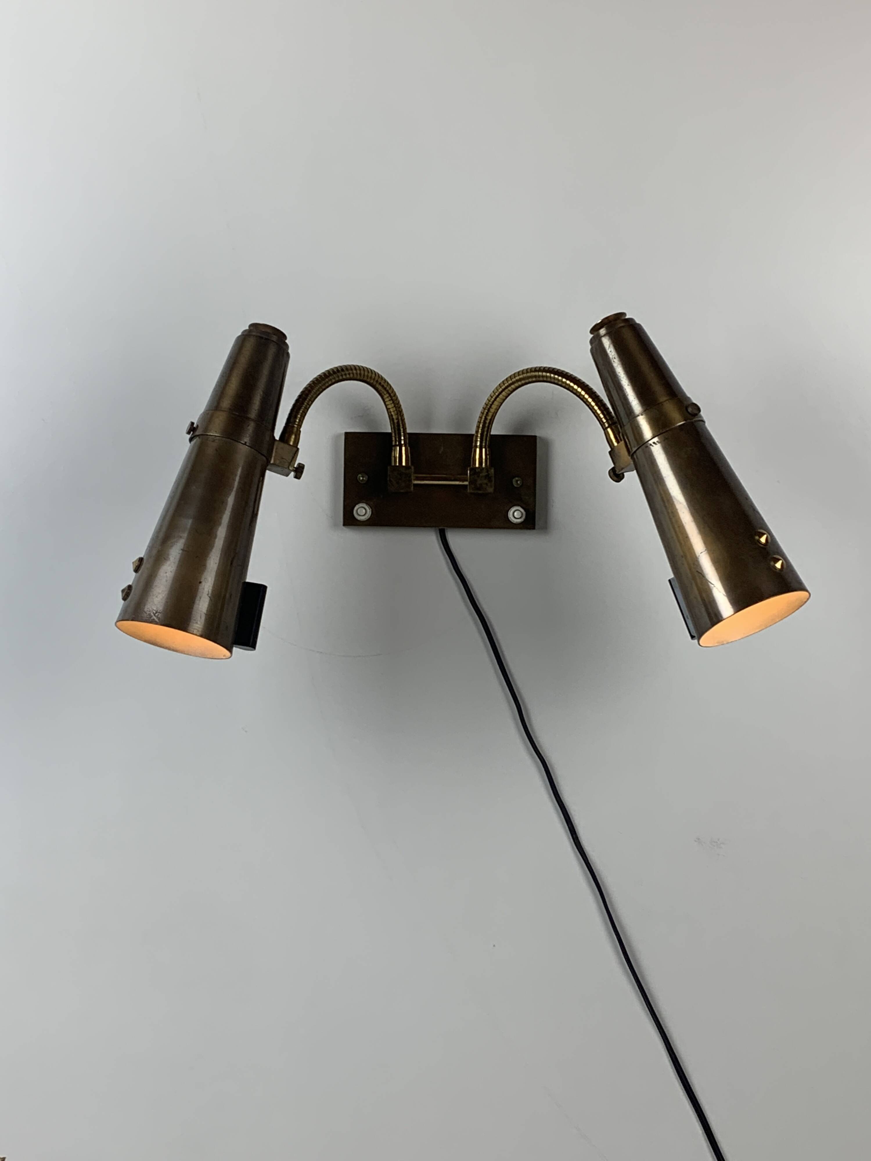 Appliques col de cygne orientables à double diabolo en laiton patiné, années 1950