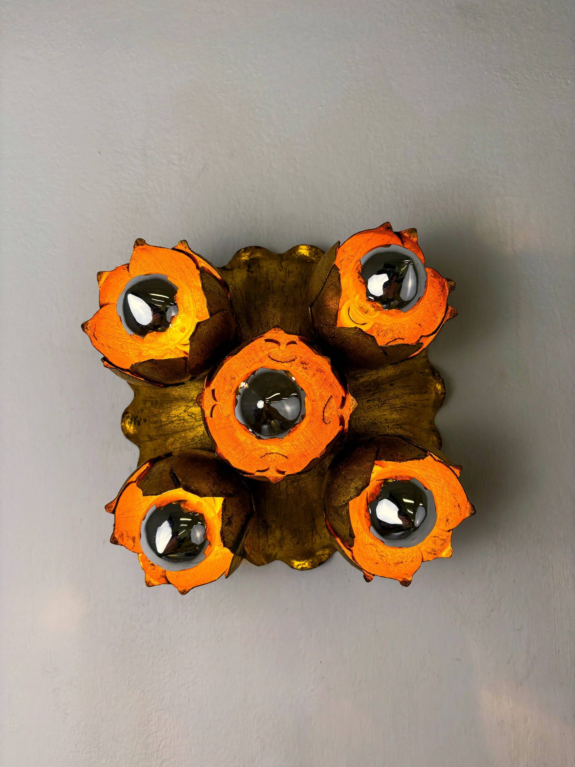 Bouquet floral français à cinq lumières, plafonnier ou applique murale, fer doré, années 1940.
