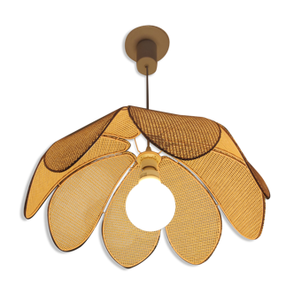 Suspension fleur de lotus cannée sur armature en métal