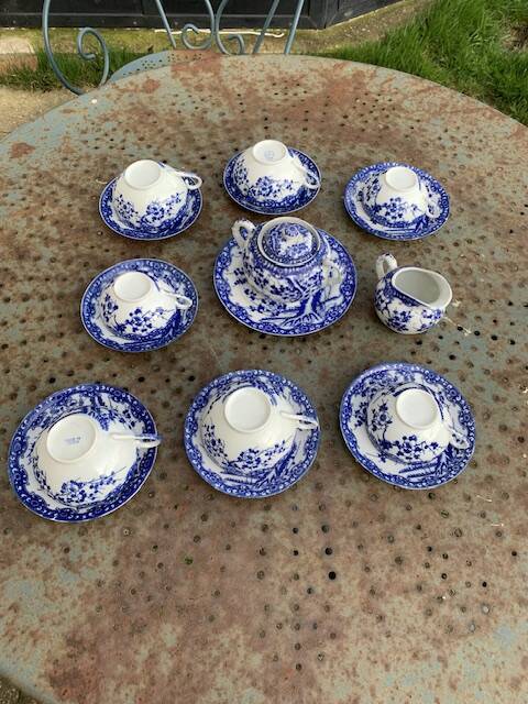 Coffee service composed of 17 pieces, in blue and white porcelain, cherry blossom patterns
