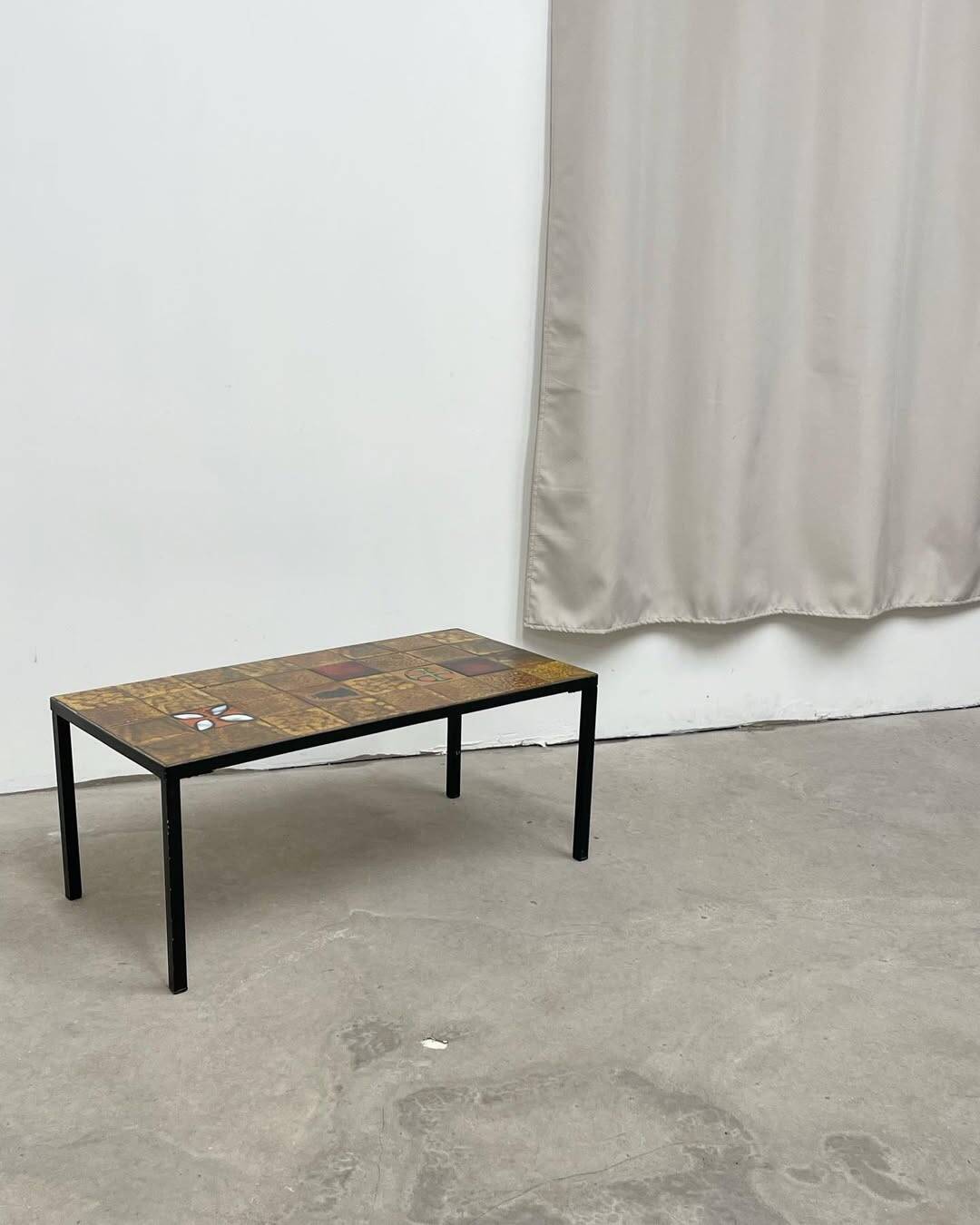Coffee table in black metal and ceramic